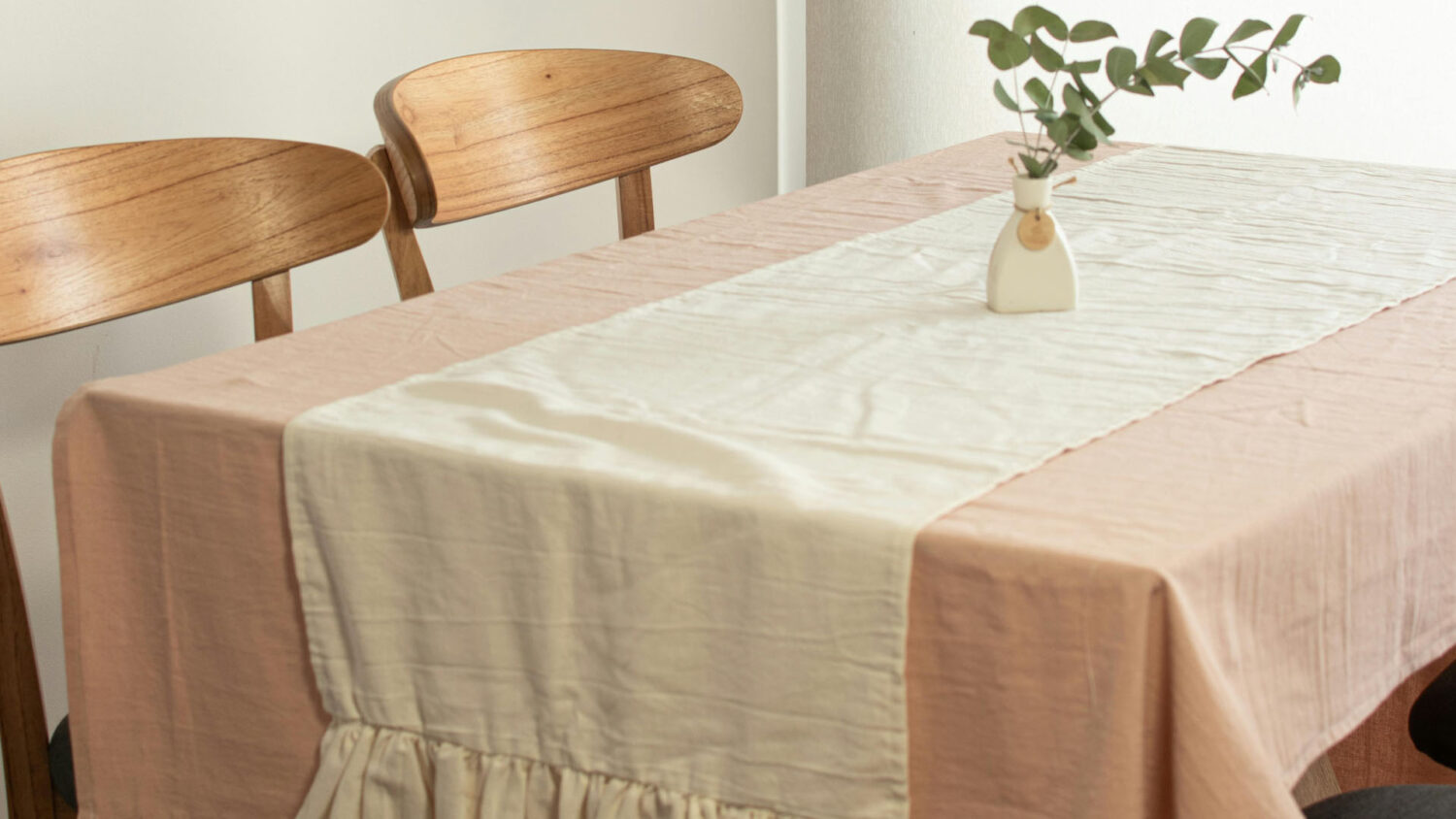 ΔΙΑΚΟΣΜΗΣΗ ΤΡΑΠΕΖΙΟΥ: Αντίο στα σουπλά και τα τραπεζομάντιλα - Η νέα τάση στο στρώσιμο του τραπεζιού