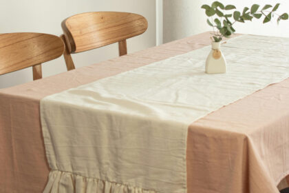 ΔΙΑΚΟΣΜΗΣΗ ΤΡΑΠΕΖΙΟΥ: Αντίο στα σουπλά και τα τραπεζομάντιλα - Η νέα τάση στο στρώσιμο του τραπεζιού