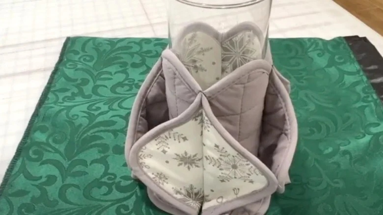 12 DIY έξυπνοι τρόποι να αξιοποιήσεις τις παλιές πιάστρες της κουζίνας - Δεν πάει το μυαλό σου τι μπορείς να κάνεις 5 12 DIY έξυπνοι τρόποι να αξιοποιήσεις τις παλιές πιάστρες της κουζίνας - Δεν πάει το μυαλό σου τι μπορείς να κάνεις