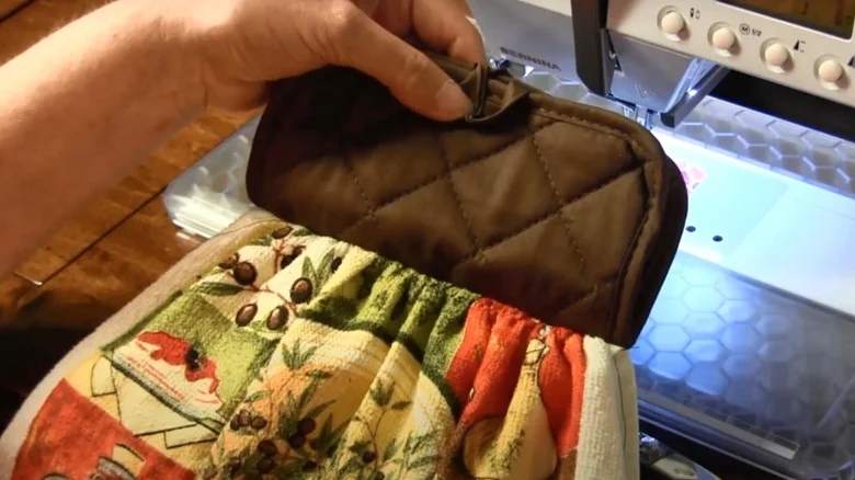 12 DIY έξυπνοι τρόποι να αξιοποιήσεις τις παλιές πιάστρες της κουζίνας - Δεν πάει το μυαλό σου τι μπορείς να κάνεις 7 12 DIY έξυπνοι τρόποι να αξιοποιήσεις τις παλιές πιάστρες της κουζίνας - Δεν πάει το μυαλό σου τι μπορείς να κάνεις