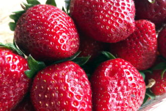 Αυτό το αγαπημένο φρούτο έχει τα περισσότερα φυτοφάρμακα: Τι δείχνουν οι έρευνες για τις φράουλες