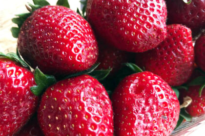 Αυτό το αγαπημένο φρούτο έχει τα περισσότερα φυτοφάρμακα: Τι δείχνουν οι έρευνες για τις φράουλες