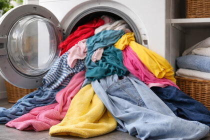 Γεμίζετε το πλυντήριο μέχρι πάνω; Δείτε τι πραγματικά συμβαίνει στα ρούχα σας