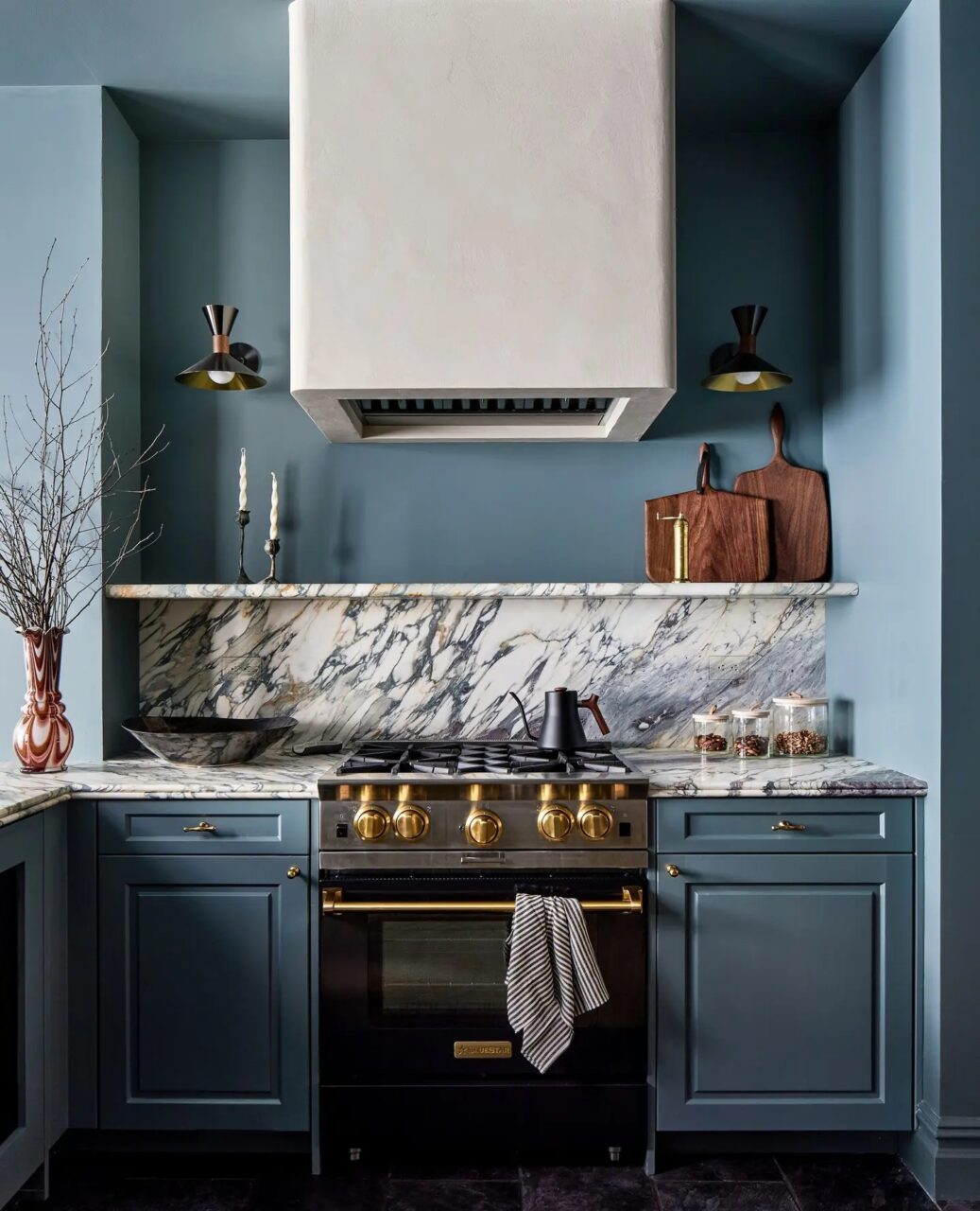 Μπλε και Γκρι στην κουζίνα: Ο συνδυασμός που εντυπωσιάζει ακόμα και τους πιο δύσπιστους 2 Μπλε και Γκρι στην κουζίνα: Ο συνδυασμός που εντυπωσιάζει ακόμα και τους πιο δύσπιστους