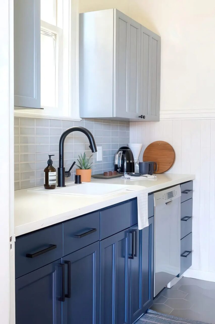 Μπλε και Γκρι στην κουζίνα: Ο συνδυασμός που εντυπωσιάζει ακόμα και τους πιο δύσπιστους 28 Μπλε και Γκρι στην κουζίνα: Ο συνδυασμός που εντυπωσιάζει ακόμα και τους πιο δύσπιστους