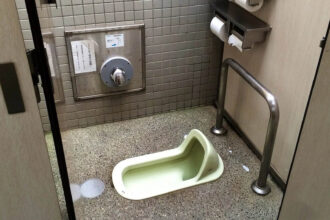 Οι Ιάπωνες κάθονται ανάποδα στην τουαλέτα: Αλήθεια ή ταξιδιωτικός μύθος;