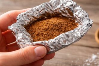 Βάλε κανέλα σε αλουμινόχαρτο στο πορτοφόλι σου: Τι λέει το Φενγκ Σούι και γιατί το κάνουν πολλοί