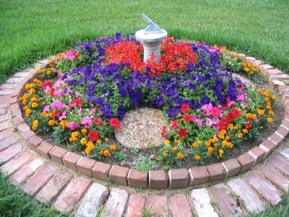 Διακόσμησε τον κήπο σου με παλιά τούβλα: 20 ιδέες για να απογειώσεις την μπροστινή βεράντα 17 Διακόσμησε τον κήπο σου με παλιά τούβλα: 20 ιδέες για να απογειώσεις την μπροστινή βεράντα