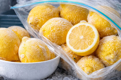Λεμόνια στην κατάψυξη: Κρατάνε μήνες και τα χρησιμοποιείς σε μόλις 10 λεπτά