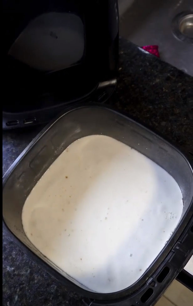 Το κόλπο με τη σόδα που καθαρίζει τo Airfryer σε λίγα λεπτά - Φεύγει όλο το λίπος χωρίς τρίψιμο 2 Το κόλπο με τη σόδα που καθαρίζει τo Airfryer σε λίγα λεπτά - Φεύγει όλο το λίπος χωρίς τρίψιμο