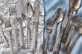 Το κόλπο 5 λεπτών με αλουμινόχαρτο που κάνει τα μαυρισμένα μαχαιροπίρουνα να λάμπουν ξανά