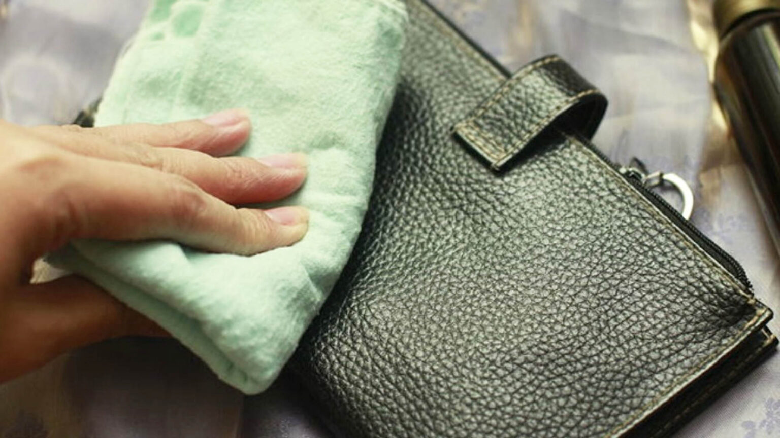 Ο πιο εύκολος τρόπος να καθαρίσετε τη δερματίνη χωρίς να την καταστρέψετε - Το λάθος που κάνουν οι περισσότεροι