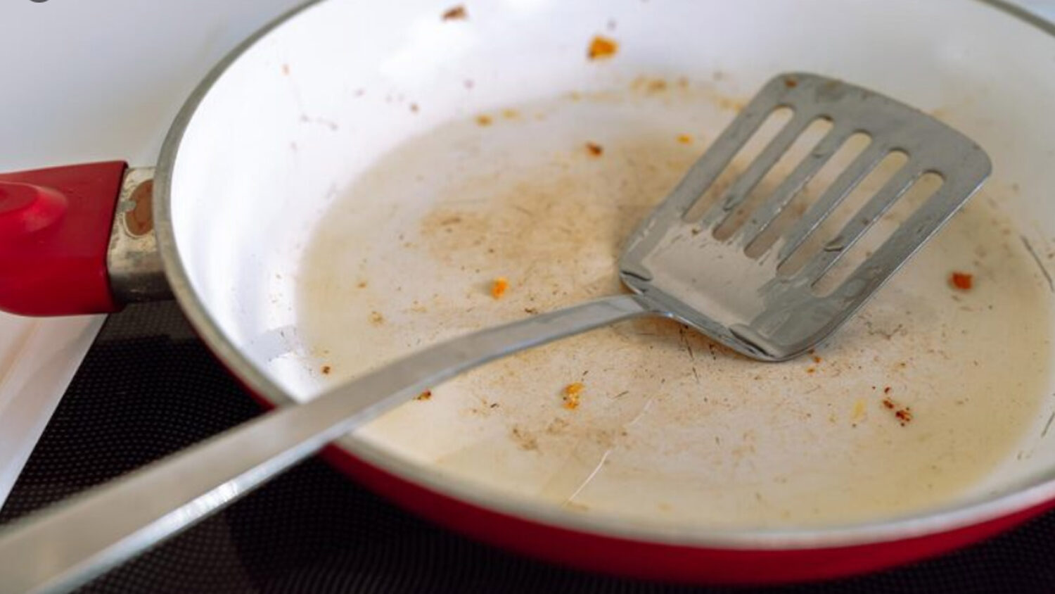 Το κόλπο με την πατάτα που καθαρίζει τα καμένα λίπη στα τηγάνια σε λίγα λεπτά (χωρίς χημικά)