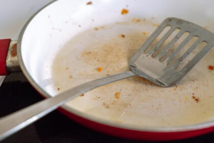 Το κόλπο με την πατάτα που καθαρίζει τα καμένα λίπη στα τηγάνια σε λίγα λεπτά (χωρίς χημικά)