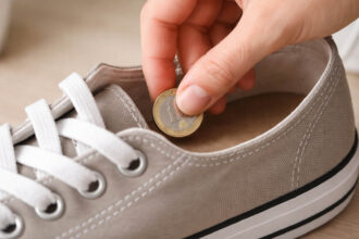 Βάλε ένα νόμισμα μέσα στα παπούτσια σου: γιατί το προτείνει το Feng Shui