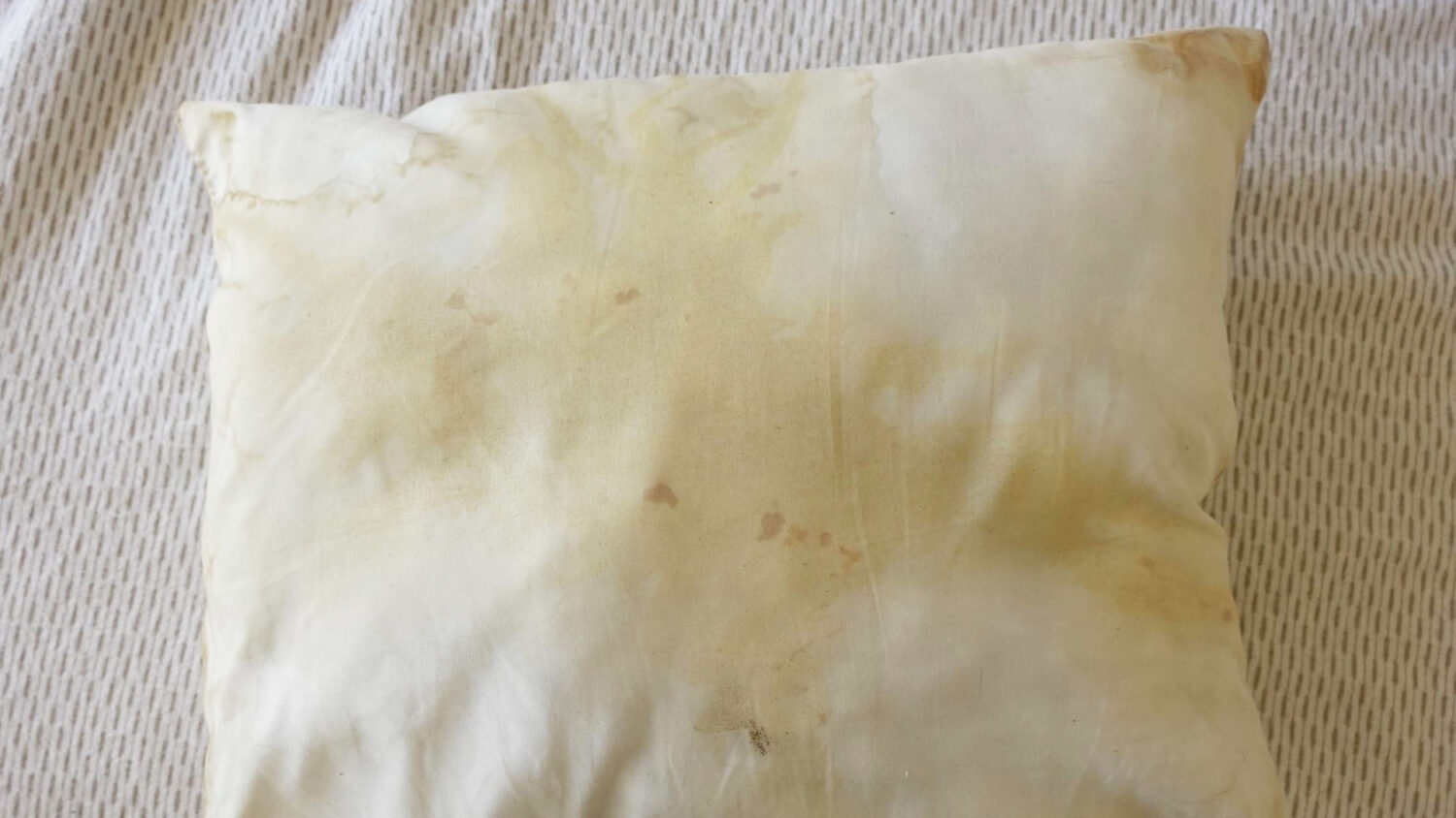 Γιατί κιτρινίζει το μαξιλάρι ακόμη κι όταν η μαξιλαροθήκη είναι καθαρή