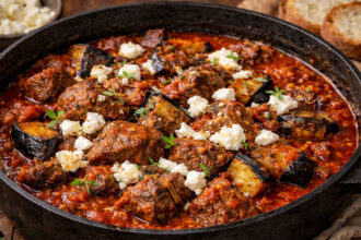 Το κοκκινιστό μοσχάρι με μελιτζάνες του Άκη Πετρετζίκη που γίνεται λουκούμι