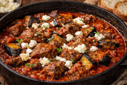 Το κοκκινιστό μοσχάρι με μελιτζάνες του Άκη Πετρετζίκη που γίνεται λουκούμι