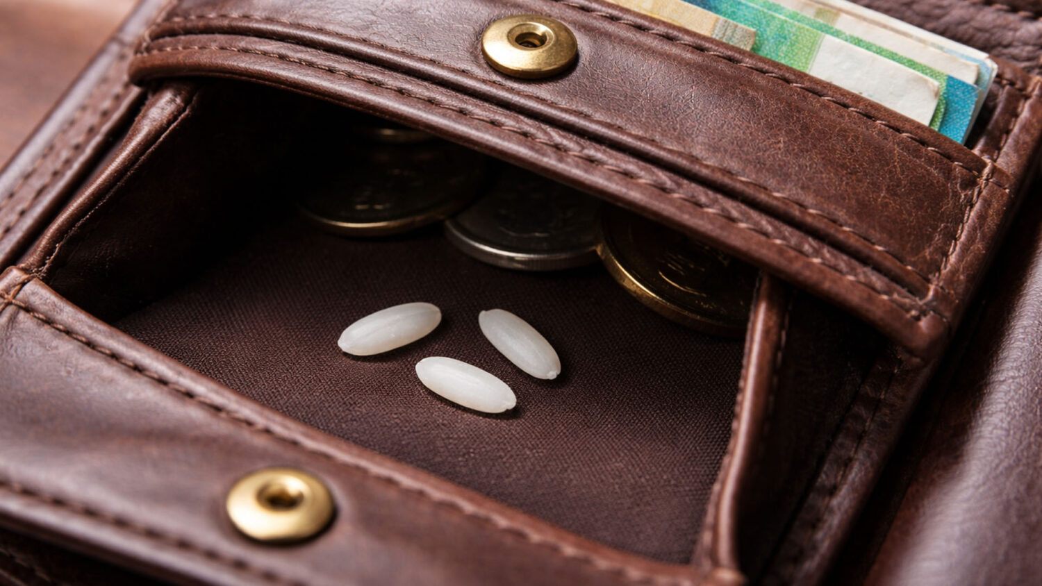 Βάλε 3 κόκκους ρυζιού στο πορτοφόλι: Το μυστικό του Feng Shui και τι θα σου φέρει