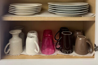 Γιατί οι παλιές νοικοκυρές βάζουν τα ποτήρια πάντα ανάποδα - Υπάρχει η σωστή απάντηση