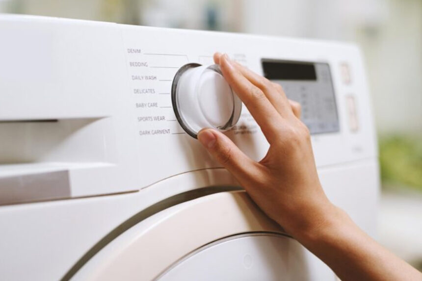 Το κρυφό κουμπί στο πλυντήριο που σχεδόν κανείς δεν πατάει - Κι όμως καθαρίζει τα άλατα