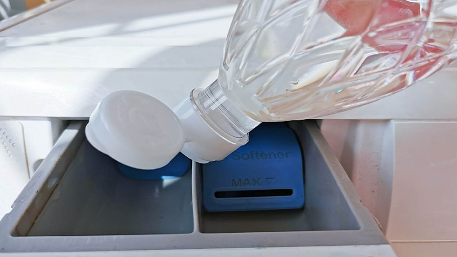 Ξέμεινες από απορρυπαντικό; Μπορείς να πλύνεις τα ρούχα μόνο με ξίδι; Τι πρέπει να γνωρίζεις