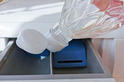 Ξέμεινες από απορρυπαντικό; Μπορείς να πλύνεις τα ρούχα μόνο με ξίδι; Τι πρέπει να γνωρίζεις