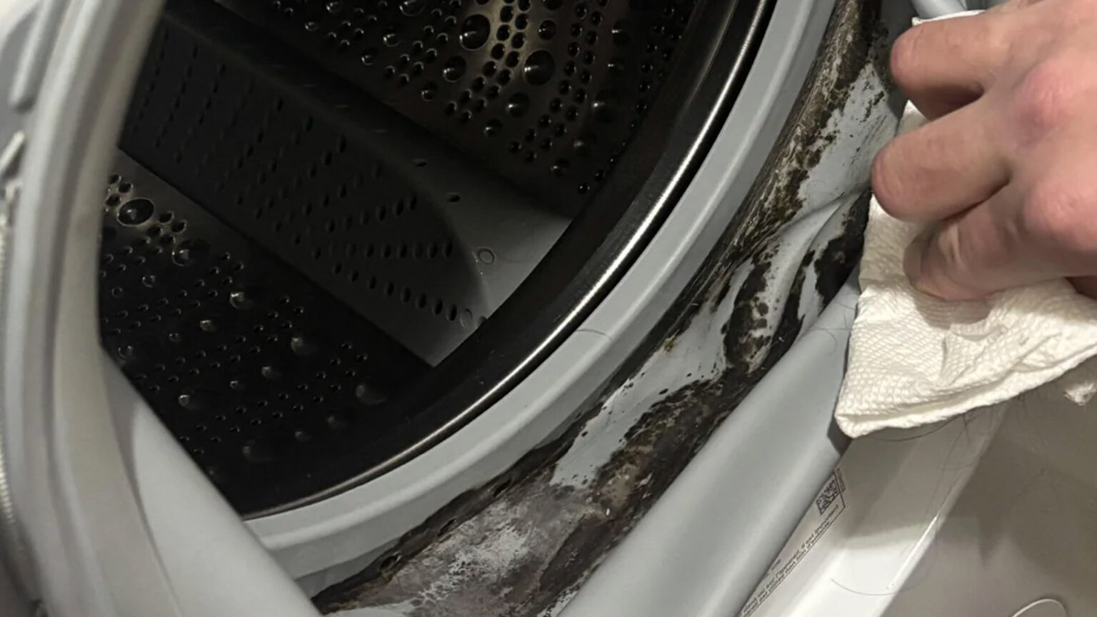 Το σημείο του πλυντηρίου που πρέπει να καθαρίζουμε για ρούχα που μυρίζουν φρεσκάδα (πάντα το ξεχνάμε)