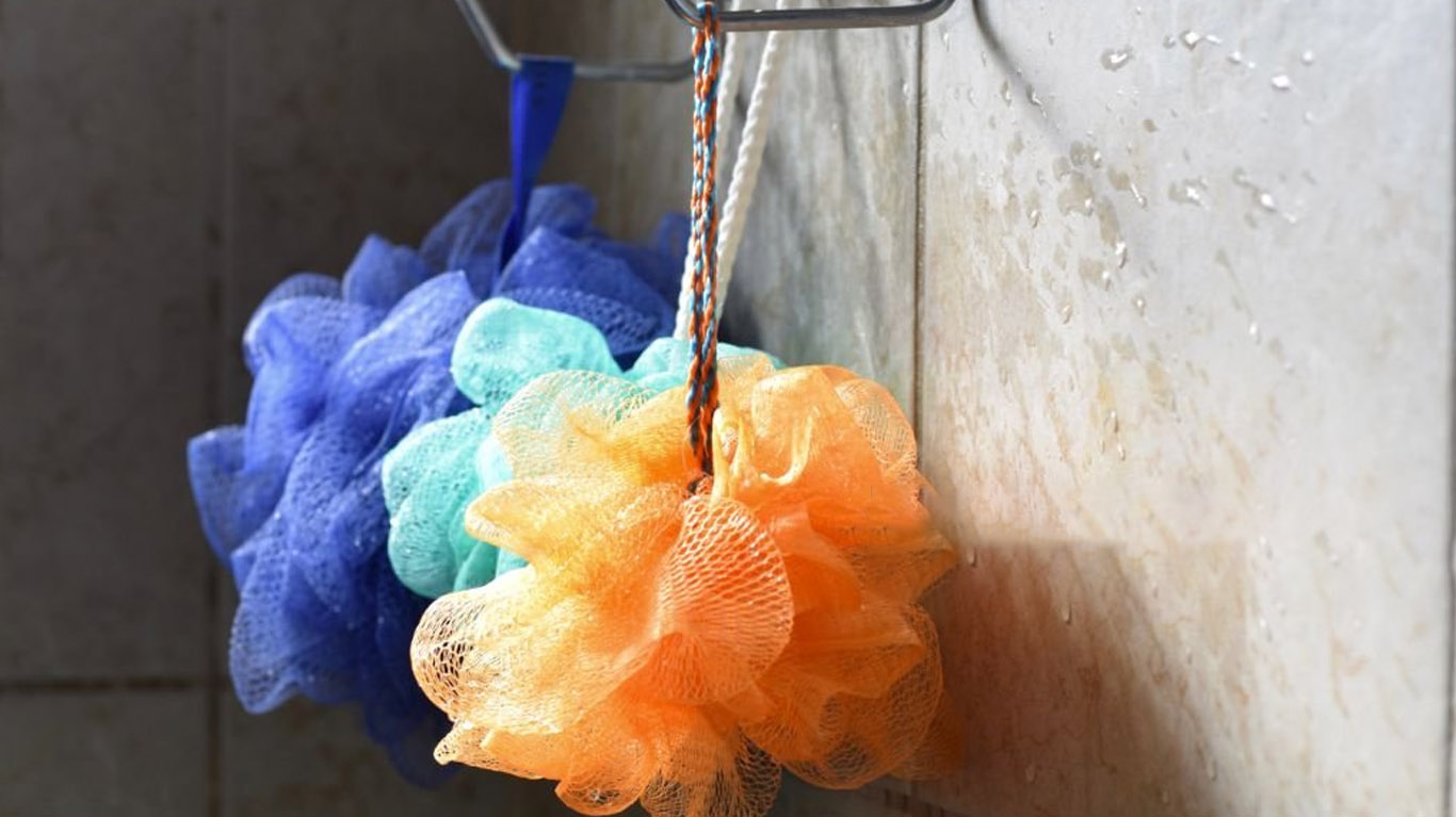 Αυτό το σφουγγάρι μπάνιου γεμίζει βακτήρια - Δες γιατί οι ειδικοί λένε να το αλλάξεις άμεσα