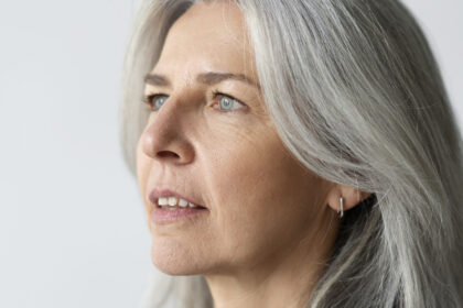 Το κόλπο με μηλόξυδο και μαγειρική σόδα για τα γκρίζα μαλλιά που δοκιμάζουν πολλοί - Τι κάνει πραγματικά και πότε να το χρησιμοποιείτε