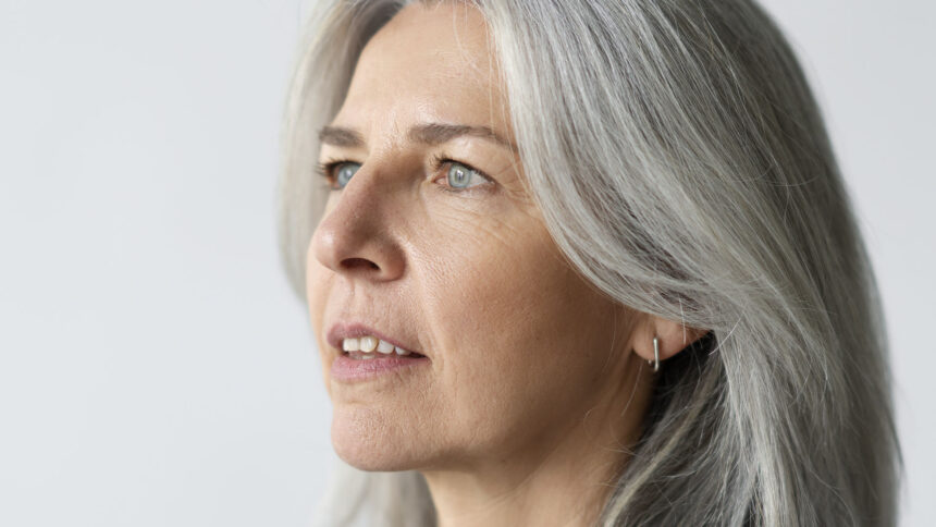 Το κόλπο με μηλόξυδο και μαγειρική σόδα για τα γκρίζα μαλλιά που δοκιμάζουν πολλοί - Τι κάνει πραγματικά και πότε να το χρησιμοποιείτε