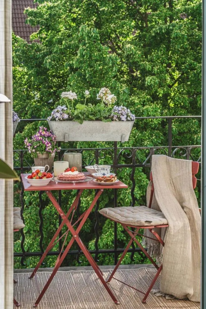 36 μικρά και λειτουργικά τραπεζάκια για μικρό μπαλκόνι για να απολαμβάνεις τον καφέ σου και το πρωινό 13 36 μικρά και λειτουργικά τραπεζάκια για μικρό μπαλκόνι για να απολαμβάνεις τον καφέ σου και το πρωινό