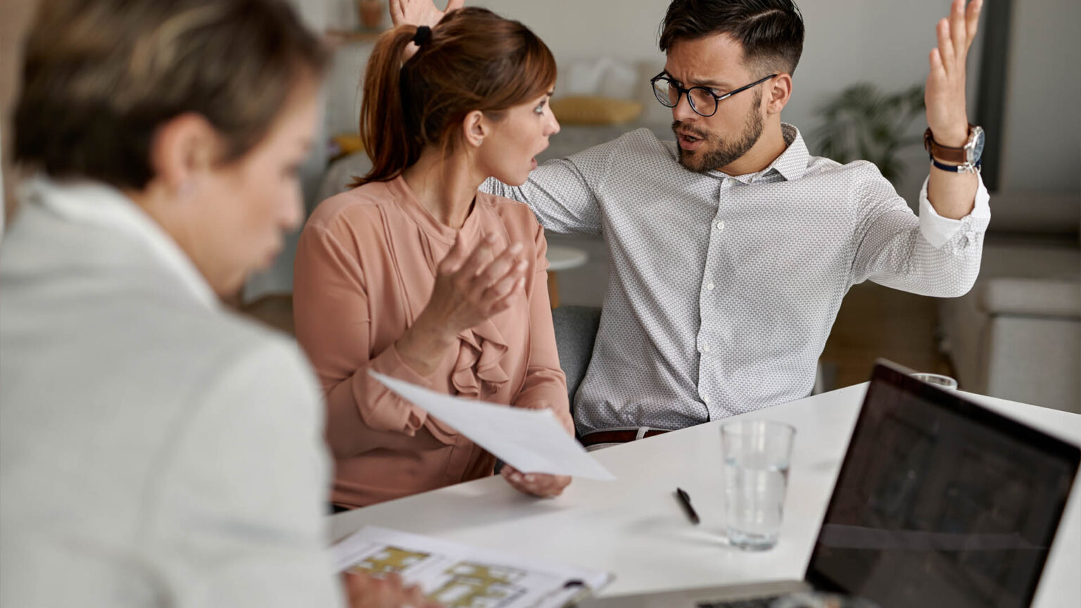 Τι είναι το mobbing στη δουλειά; Το ύπουλο φαινόμενο που πολλοί το ζουν χωρίς να το καταλαβαίνουν
