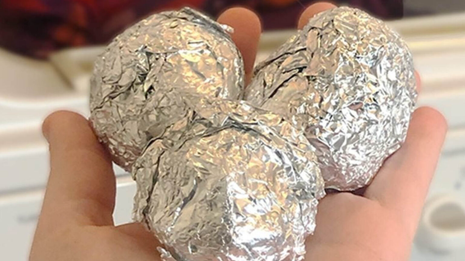 Αλουμινόχαρτο στα παράθυρα : Σε τι χρησιμεύει και πώς να το χρησιμοποιήσετε σωστά