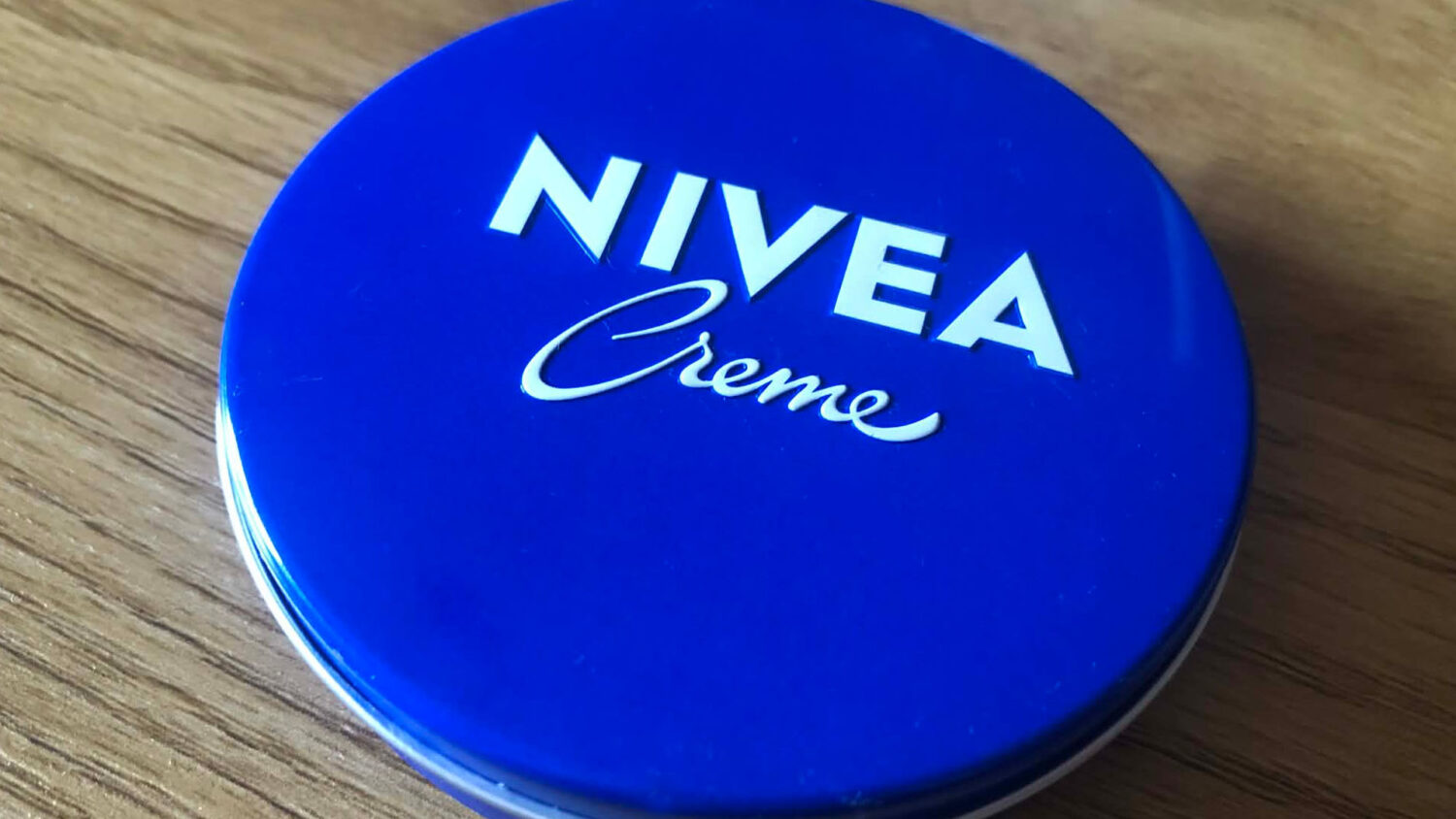Οι δερματολόγοι εξηγούν γιατί η κλασική κρέμα Νιβέα στο Mπλε Kουτί παραμένει κορυφαία ακόμα και έναν αιώνα μετά