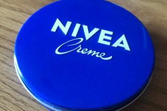 Οι δερματολόγοι εξηγούν γιατί η κλασική κρέμα Νιβέα στο Mπλε Kουτί παραμένει κορυφαία ακόμα και έναν αιώνα μετά