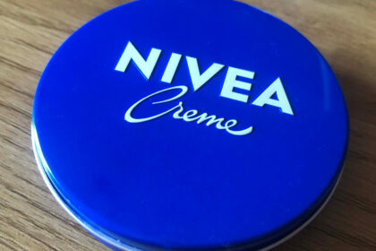 Οι δερματολόγοι εξηγούν γιατί η κλασική κρέμα Νιβέα στο Mπλε Kουτί παραμένει κορυφαία ακόμα και έναν αιώνα μετά