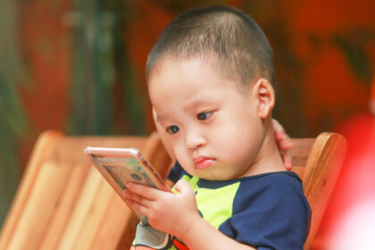 Ο κανόνας 3-6-9-12 για τις οθόνες: Τι συμβουλεύει ο ψυχίατρος Serge Tisseron για παιδιά και κινητά