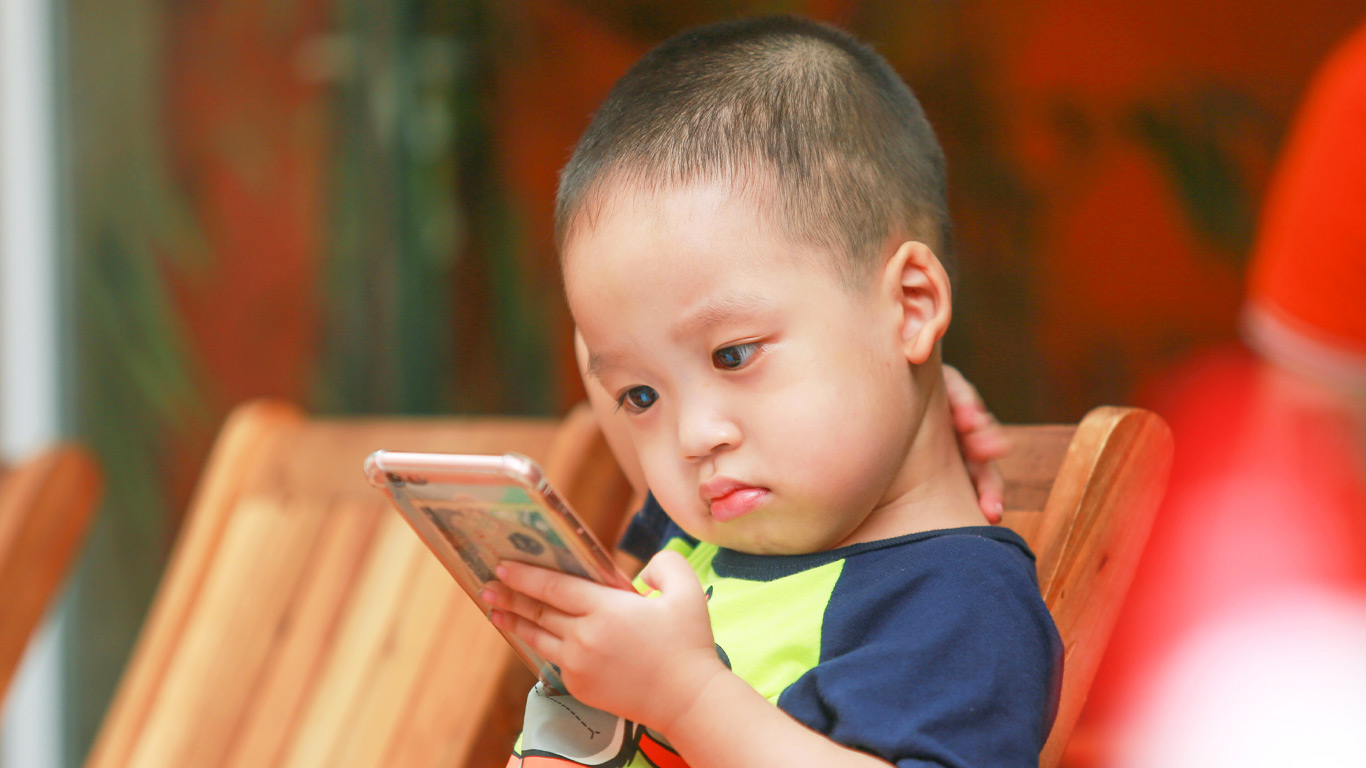 Ο κανόνας 3-6-9-12 για τις οθόνες: Τι συμβουλεύει ο ψυχίατρος Serge Tisseron για παιδιά και κινητά