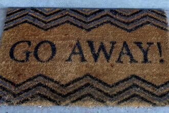 Ξεχάστε το χαλάκι στην πόρτα: Αυτό είναι το νέο trend για την είσοδο του σπιτιού