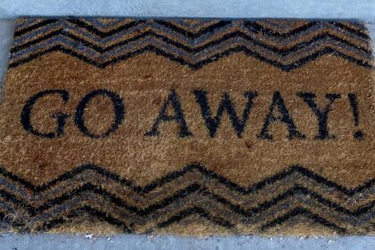 Ξεχάστε το χαλάκι στην πόρτα: Αυτό είναι το νέο trend για την είσοδο του σπιτιού