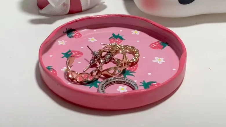 Κάνε τα καπάκια από τα βάζα χαριτωμένες θήκες για μικροπράγματα με αυτό το εύκολο DIY 2 Κάνε τα καπάκια από τα βάζα χαριτωμένες θήκες για μικροπράγματα με αυτό το εύκολο DIY