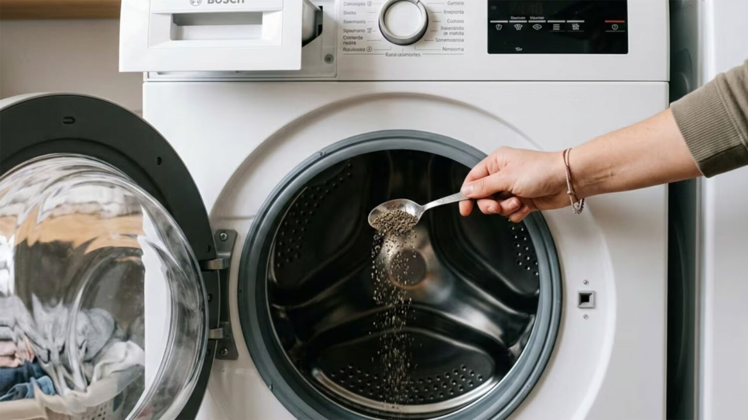 Πιπέρι στο πλυντήριο ρούχων: Το κόλπο που προστατεύει τα μαύρα ρούχα