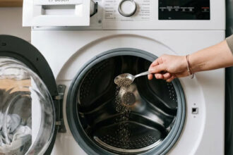Πιπέρι στο πλυντήριο ρούχων: Το κόλπο που προστατεύει τα μαύρα ρούχα