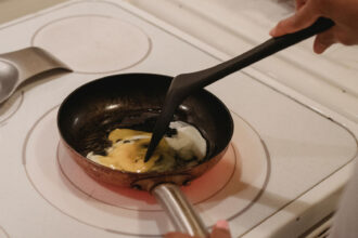 Δεν πλένουμε πια αμέσως τα ρούχα που μυρίζουν καπνό ή τηγανητά: Το απλό κόλπο που τα φρεσκάρει χωρίς πλυντήριο