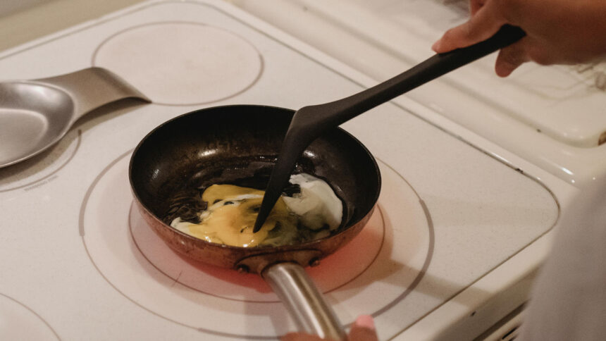 Δεν πλένουμε πια αμέσως τα ρούχα που μυρίζουν καπνό ή τηγανητά: Το απλό κόλπο που τα φρεσκάρει χωρίς πλυντήριο