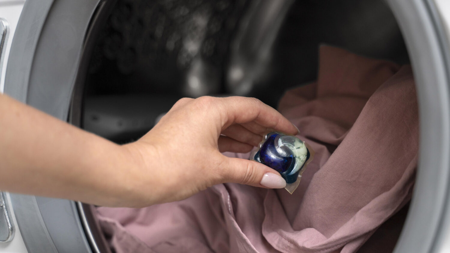 Μην πλένετε ποτέ αυτά τα ρούχα με κάψουλες απορρυπαντικού: Μπορεί να τα καταστρέψετε