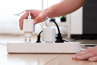 Η συσκευή που καίει ρεύμα όσο 20+ ψυγεία μαζί - Και την έχεις ανοιχτή κάθε μέρα