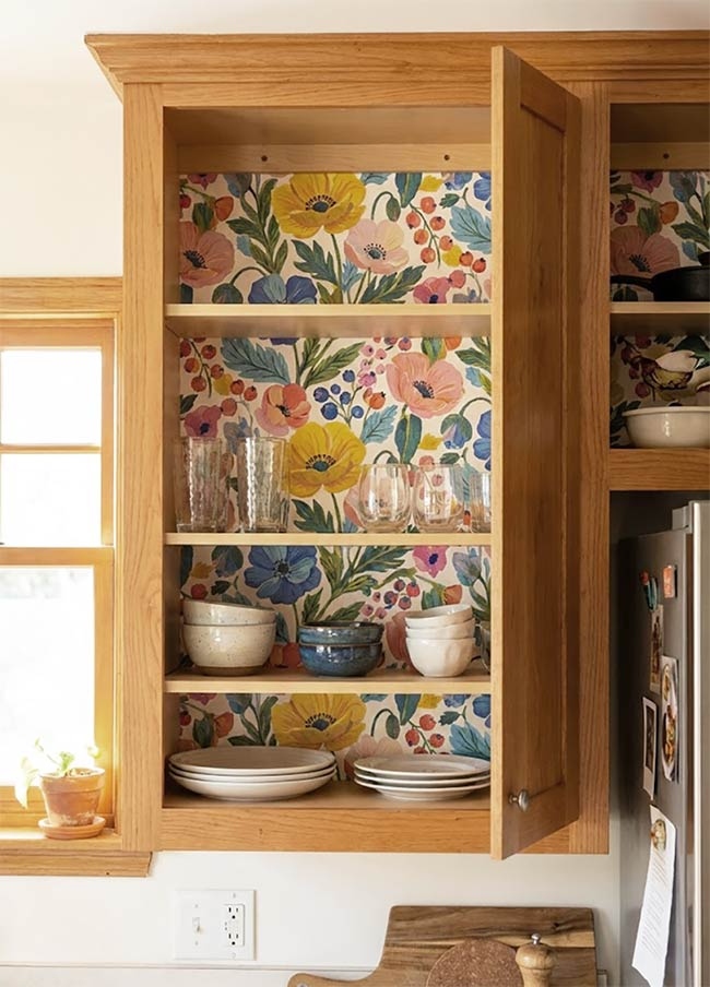 Σπίτι σε ενοίκιο: 17 οικονομικοί τρόποι να καλύψετε τα άσχημα ή φθαρμένα ντουλάπια κουζίνας 8 Σπίτι σε ενοίκιο: 17 οικονομικοί τρόποι να καλύψετε τα άσχημα ή φθαρμένα ντουλάπια κουζίνας