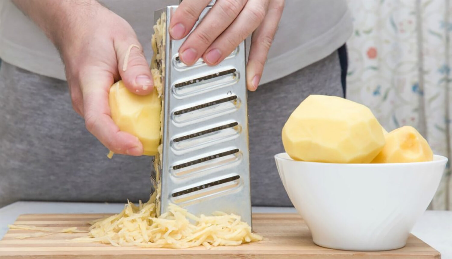 Πώς να καθαρίσετε τον τρίφτη σε 1 λεπτό: 2 απλά κόλπα της κουζίνας που κάνουν θαύματα